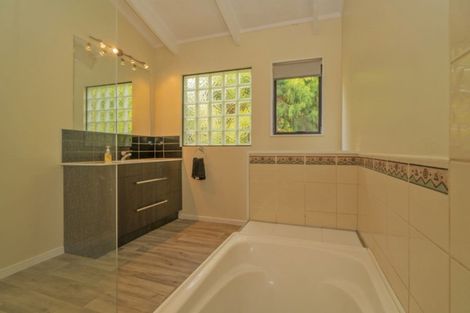 Photo of property in 4 Puriri Place, Whitianga, 3510