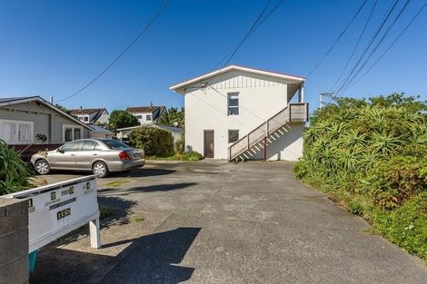 Photo of property in 105f4 Apu Crescent, Lyall Bay, Wellington, 6022