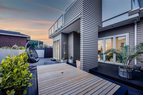 Photo of property in 2/5 Beach Street, Fitzroy, New Plymouth, 4312