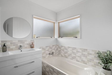 Photo of property in 46 Unsworth Drive, Unsworth Heights, Auckland, 0632