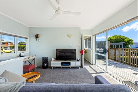 Photo of property in 1412 Whangaparaoa Road, Army Bay, Whangaparaoa, 0930