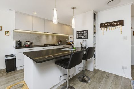 Photo of property in 4 Standish Place, Bayview, Auckland, 0629