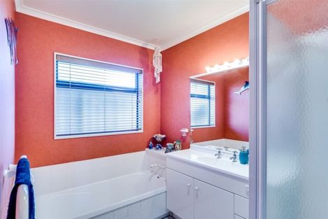 Photo of property in 16 Forbury Way, Taradale, Napier, 4112