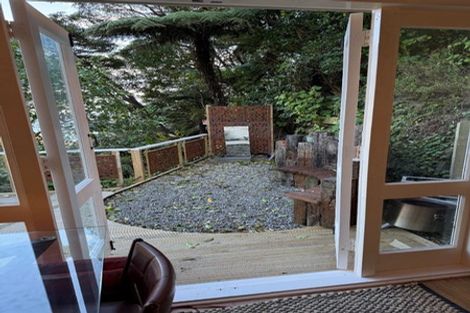 Photo of property in 5 Richmond Road, Mahina Bay, Lower Hutt, 5013