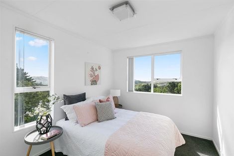 Photo of property in 12a Kingsbridge Place, Newlands, Wellington, 6037