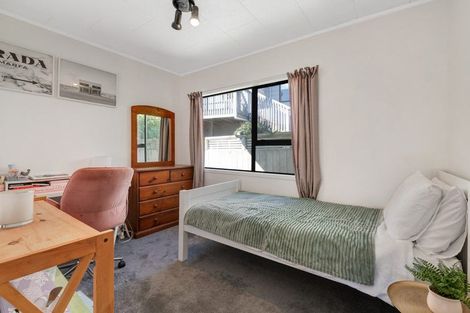 Photo of property in 2/8 Sevilla Place, Unsworth Heights, Auckland, 0632