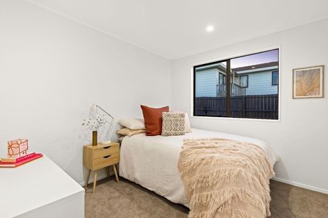 Photo of property in 11 Halloran Place, Massey, Auckland, 0614