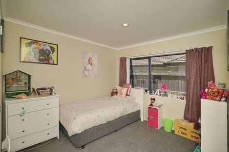Photo of property in 15 Amoka Crescent, Parklands, Christchurch, 8083