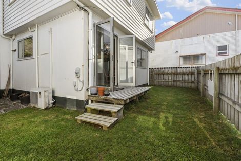 Photo of property in 115f2 Queens Drive, Lyall Bay, Wellington, 6022