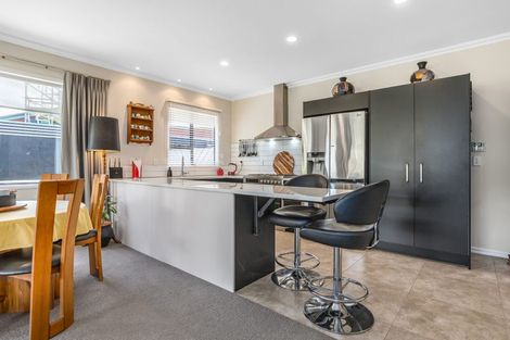 Photo of property in 39 Saunders Close, Whitby, Porirua, 5024