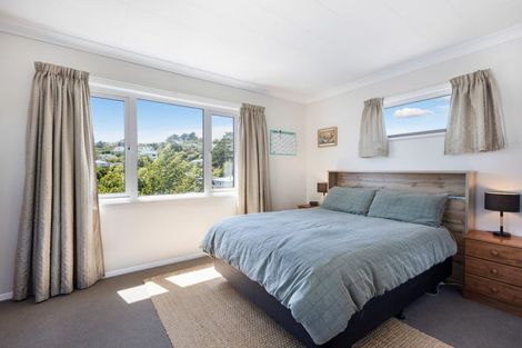 Photo of property in 8 Lyndfield Lane, Newlands, Wellington, 6037