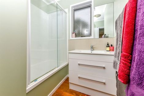 Photo of property in 18 Grassmere Road, Henderson Valley, Auckland, 0612