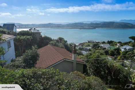 Photo of property in 30 Hungerford Road, Lyall Bay, Wellington, 6022