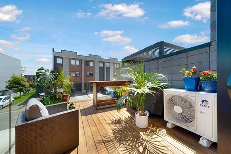 Photo of property in 8 Meritage Lane, Te Atatu South, Auckland, 0610