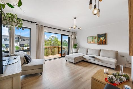 Photo of property in 2/1 Forsythe Place, Massey, Auckland, 0614