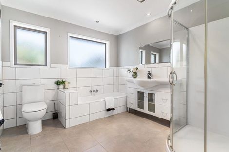 Photo of property in 111 Sandspit Road, Waiuku, 2123