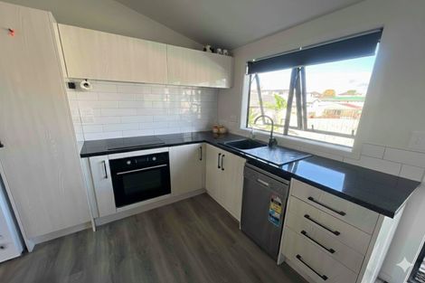 Photo of property in 57 Kelman Road, Kelston, Auckland, 0602