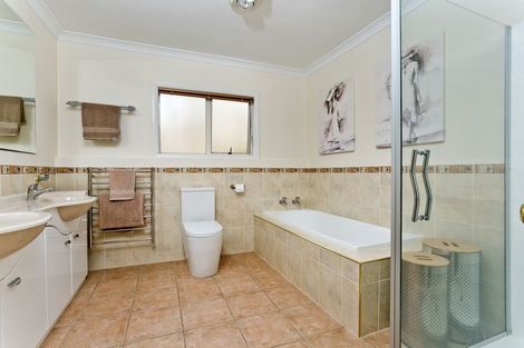 Photo of property in 9 Falstone Lane, Browns Bay, Auckland, 0630