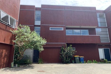 Photo of property in 76h Edmonton Road, Henderson, Auckland, 0612