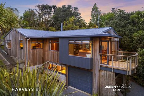 Photo of property in 17 West Lynn Road, Titirangi, Auckland, 0604
