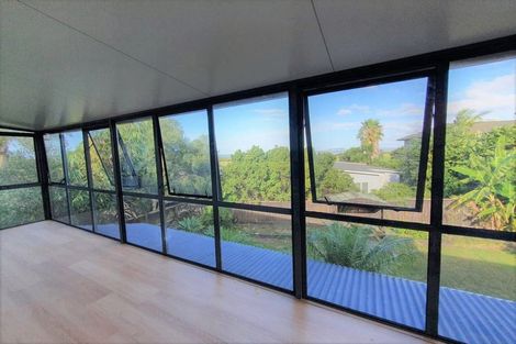 Photo of property in 9 Parkvale Grove, Te Atatu Peninsula, Auckland, 0610