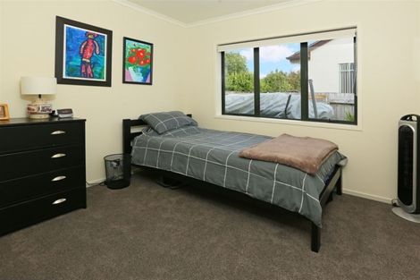 Photo of property in 8 Graven Court, Henderson, Auckland, 0612