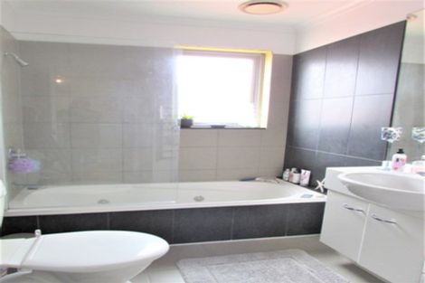 Photo of property in 2/6 The Parade, Island Bay, Wellington, 6023