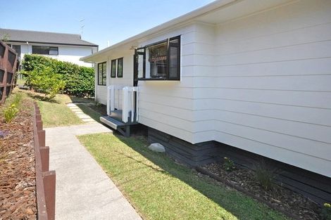 Photo of property in 1/6 Sevilla Place, Unsworth Heights, Auckland, 0632