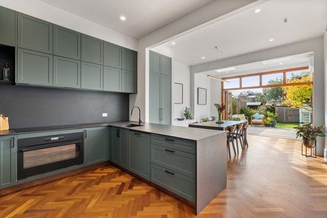 Photo of property in 33 Queen Street, Mount Victoria, Wellington, 6011