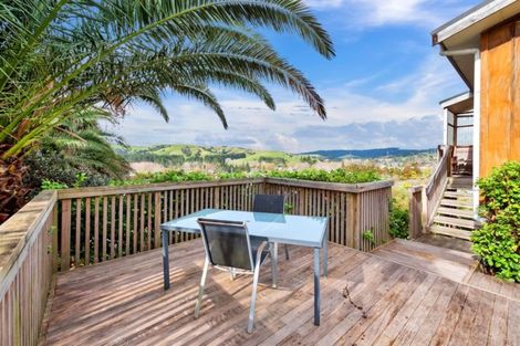 Photo of property in 15 Empressa Heights, Helensville, 0800