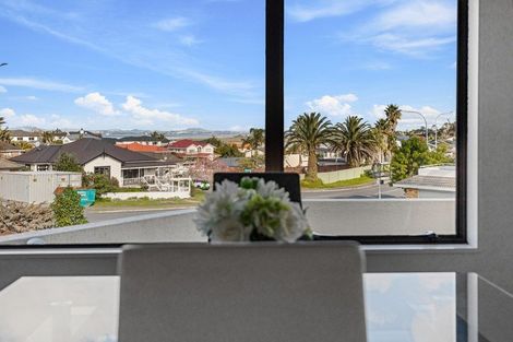 Photo of property in 2/1 Bluefin Way, West Harbour, Auckland, 0618