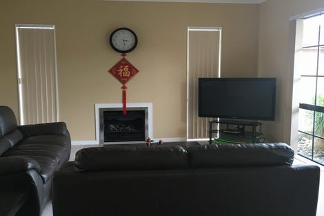 Photo of property in 6 Parkvale Grove, Te Atatu Peninsula, Auckland, 0610