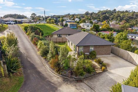 Photo of property in 92 Sunstone Crescent, Timberlea, Upper Hutt, 5018
