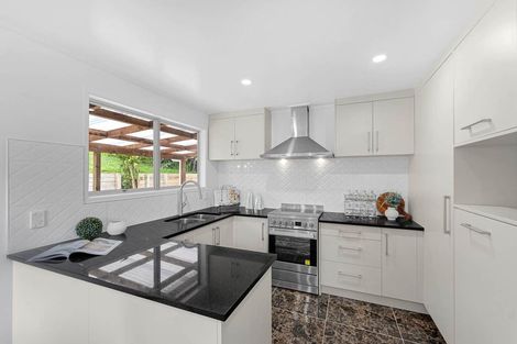 Photo of property in 25 Finn Place, Totara Vale, Auckland, 0629