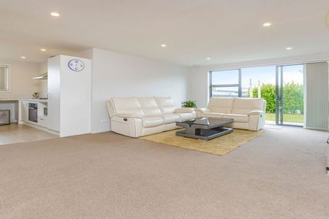 Photo of property in 42 Liberation Road, Papakura, 2110