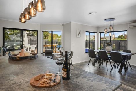 Photo of property in 28 Madison Street, Cambridge, 3434