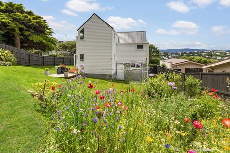 Photo of property in 105 Akaroa Drive, Maupuia, Wellington, 6022