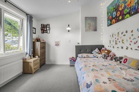 Photo of property in 25 Marine Parade, Eastbourne, Lower Hutt, 5013