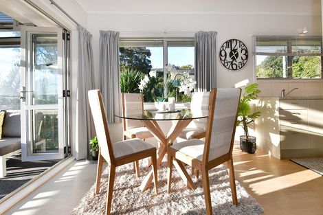 Photo of property in 15 Hand Road, Helensville, 0800