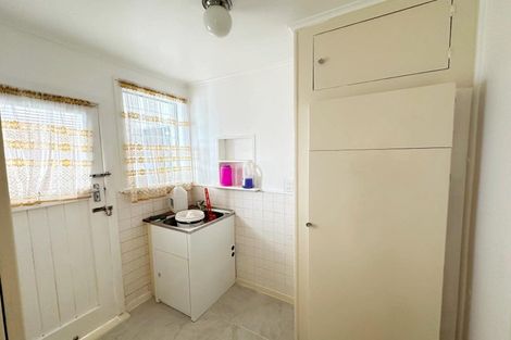 Photo of property in 204 Edmonton Road, Te Atatu South, Auckland, 0610