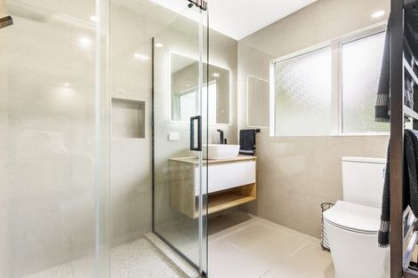 Photo of property in 12 La Roche Place, Northcote, Auckland, 0627