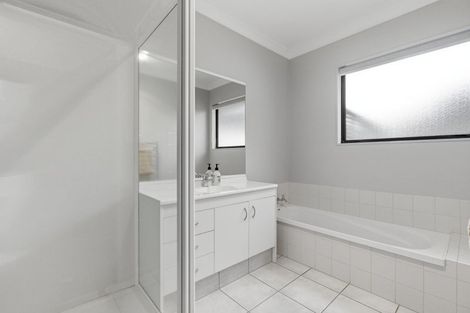 Photo of property in 21 Bateleur Close, Welcome Bay, Tauranga, 3112