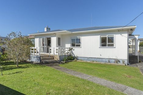 Photo of property in 2 Turakina Street, Merrilands, New Plymouth, 4312