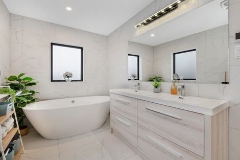 Photo of property in 7 Manawanui Way, Orewa, 0931