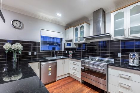 Photo of property in 10 Oak View Terrace, Schnapper Rock, Auckland, 0632