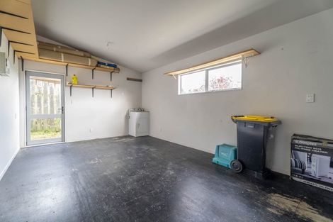 Photo of property in 6b Warrington Grove, Newlands, Wellington, 6037