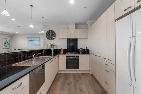 Photo of property in 72 Devonport Road, Tauranga, 3110