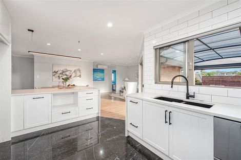 Photo of property in 17 Fleetwood Drive, Henderson, Auckland, 0612