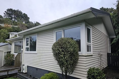 Photo of property in 28 Alwyn Place, Newlands, Wellington, 6037
