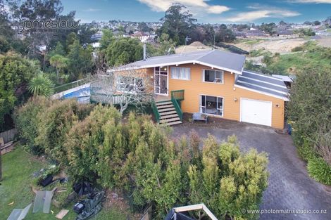 Photo of property in 28 Reynella Drive, Massey, Auckland, 0614